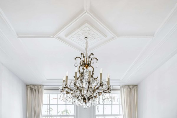 How to Choose the Right Size and Style of Chandelier for a High Ceiling Entryway?